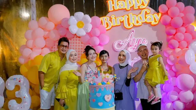 Potret Ayu Ting-Ting di Parade Selebrasi Ulang Tahun ke-33, dari Pakai Piyama hingga Leisure Wear dengan Tas Branded