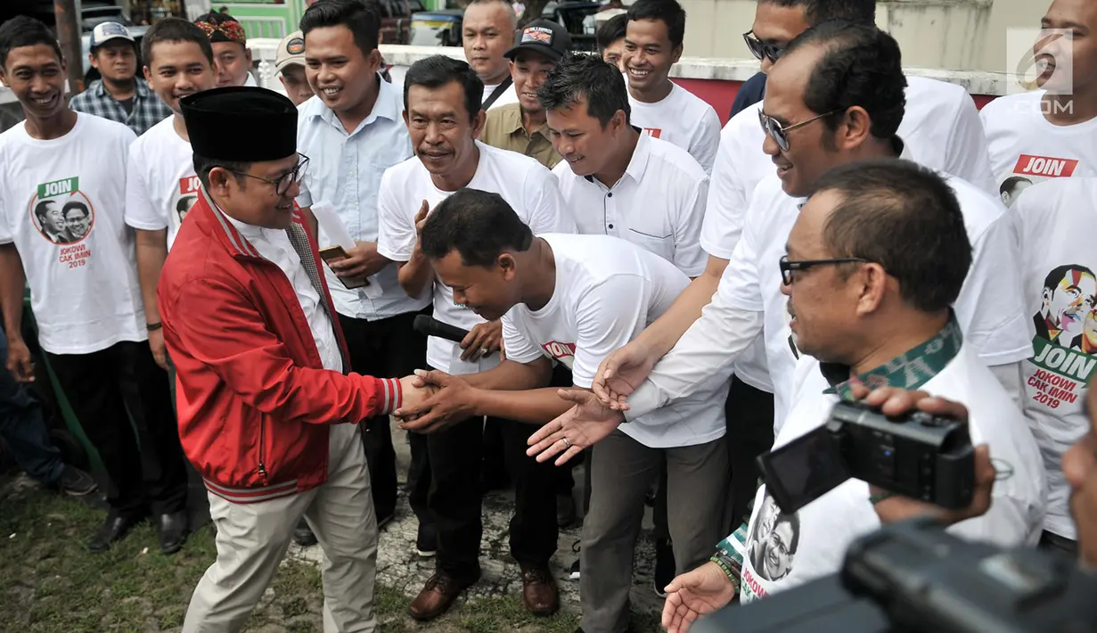Ketua Umum PKB Muhaimin Iskandar disambut relawan saat tiba menghadiri Deklarasi JOIN di Jakarta, Selasa (10/4). Muhaimin datang ke posko mengenakan jaket merah dan disambut yel-yel dukungan dari relawan. (Merdeka.com/Iqbal S Nugroho)