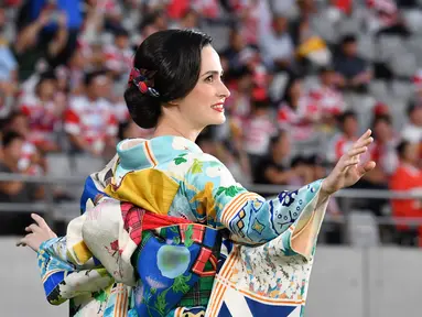 Seorang penari mengenakan pakaian tradisional Jepang, kimono tampil selama upacara pembukaan Rugby World Cup Pool 2019 jelang pertandingan antara Rusia dan Jepang di Stadion Tokyo (20/9/2019). Rugby World Cup Pool diselenggarakan dari 20 September hingga 2 November. (AFP Photo/Toshifumi Kitamura)