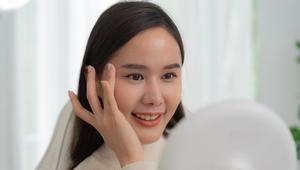 Potret wanita muda yang cantik dengan kulit bersih, segar, dan alami. (depositphotos.com/shisuka)