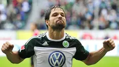 Selebrasi gol gelandang VfL Wolfsburg Diego Ribas ke gawang Mainz 05 di Volkswagen Arena, 28 Agustus 2010. AFP PHOTO / JOHN MACDOUGALL