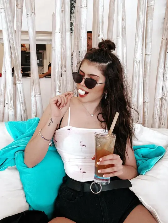 Cukup sering terlihat tampil kasual, akan tetapi gaya busana Agatha Valerie tetap stylish. Seperti ketika berlibur, ia tampil santai dengan tank top putih yang dipadukan dengan hot pants. Penataan rambut yang dikuncir setengah ini membuatnya makin memesona. (Liputan6.com/IG/@agathavalerie)
