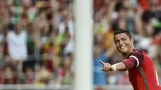 Cristiano Ronaldo merayakan golnya ke gawang Estonia  pada laga persahabatan di Estadio da Luz, Lisabon, (9/6/2016) dini hari WIB. (AFP/Patricia De Melo Moreira)