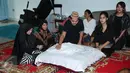 Indra Bekti duduk di samping jenazah anak ketiganya, Kenward Athar Indrabekti saat disemayamkan di rumah duka kawasan Radio Dalam, Jakarta, Rabu (1/2). Anak ketiga Indra Bekti itu meninggal beberapa menit setelah dilahirkan. (Liputan6.com/Herman Zakharia)