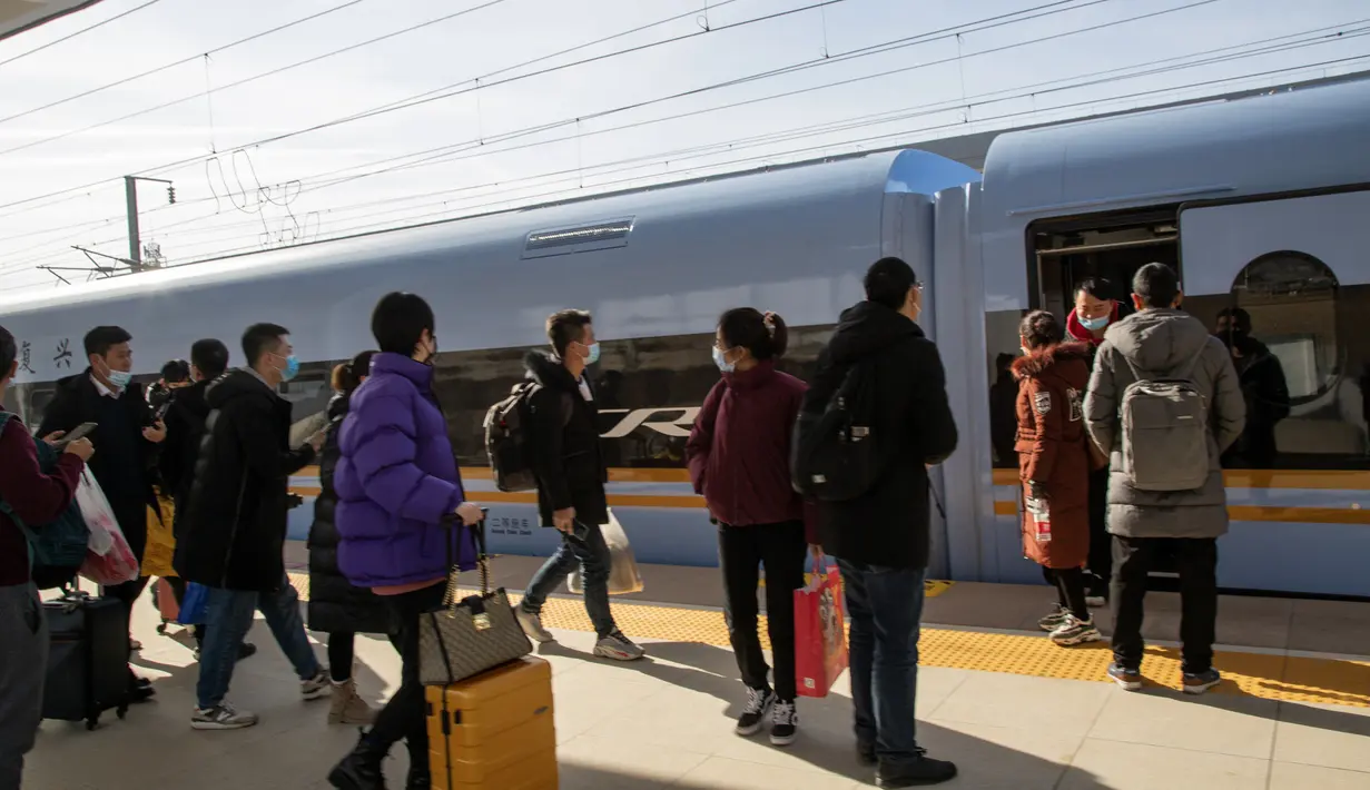 Para penumpang menunggu menaiki kereta cepat di Stasiun Huanxian, yang berada di sepanjang jalur kereta yang menghubungkan Yinchuan dan Xi'an, di Wilayah Huanxian, Provinsi Gansu, China (26/12/2020). Kereta ini dapat melaju hingga 250 km per jam. (Xinhua/Zhang Yongxin)