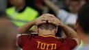 Francesco Totti bereaksi setelah memberi salam terakhir kepada suporter AS Roma usai melawan Genoa di Stadion Olimpico, Minggu (28/5). Totti yang telah berusia 40 menyatakan gantung sepatu setelah musim ini berakhir (AP Photo/Alessandra Tarantino)