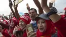 Suporter menyambut kedatangan Timnas Indonesia di Stadion MPS, Selangor, Selasa (22/8/2017). Indonesia akan menghadapi Vietnam pada  laga keempat Grup B SEA Games 2017. (Bola.com/Vitalis Yogi Trisna)