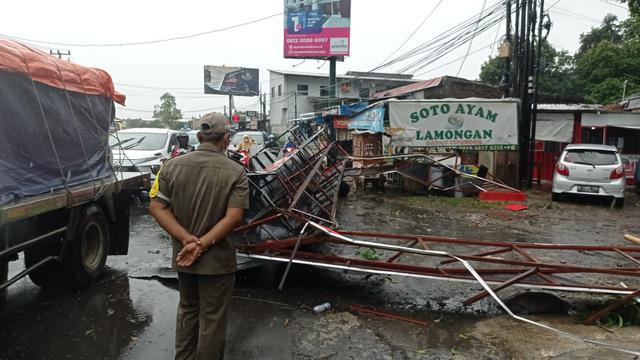 Angin Kecang Terjang Wisata Situ Cipondoh