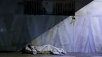 Seorang tunawisma tidur di trotoar di Buenos Aires, Argentina, Rabu dini hari, 13 September 2023. Argentina merupakan salah satu negara dengan tingkat inflasi tertinggi di dunia. (AP Photo/Natacha Pisarenko)