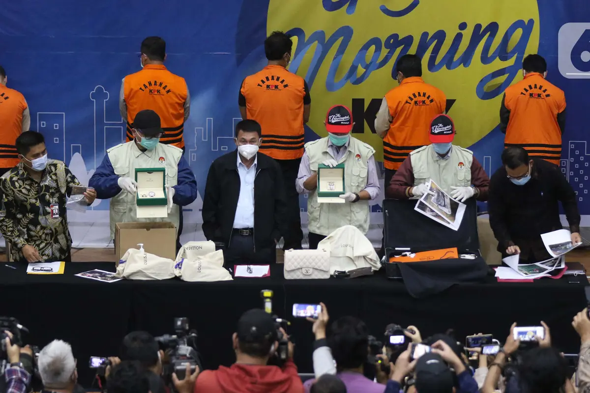 FOTO: KPK Tunjukkan Barang Bukti Penahanan Menteri Kelautan dan Perikanan Edhy Prabowo