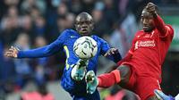 Gelandang Chelsea, N'Golo Kante (kiri) berebut bola dengan gelandang Liverpool, Naby Keita pada laga final Piala Liga Inggris 2021/2022 di Wembley Stadium, London (27/2/2022). Meski masih menjadi bagian penting Chelsea, namun karena belum adanya kesepakatan mengenai kontrak baru, N'Golo Kante bisa saja pergi secara gratis pada akhir musim 2022/2023 seiring berakhirnya masa kontraknya bersama The Blues. (AFP/Justin Tallis)