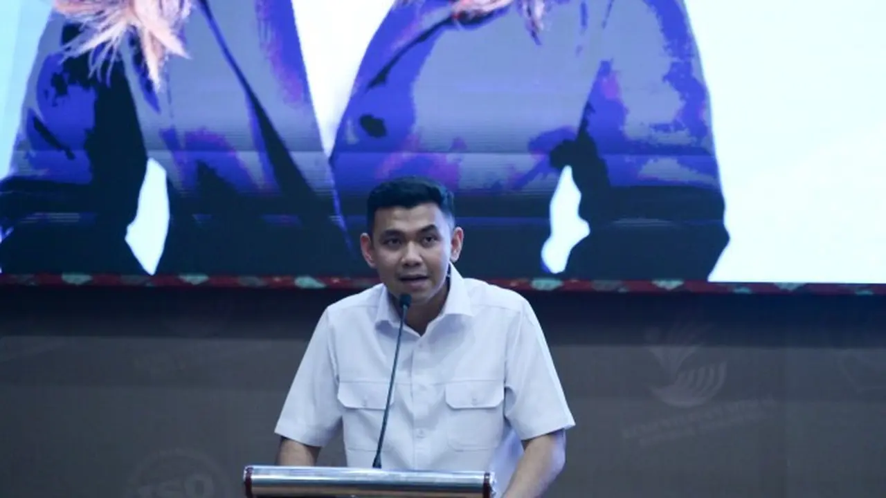 Staf Khusus Menteri Alfreno Kautsar Ramadhan, mewakili Menkomdigi Meutya Hafid saat melakukan kunjungan kerja ke Sekolah Rakyat di Politeknik Kesejahteraan Sosial, Bandung, Sabtu  5 Juli 2025.