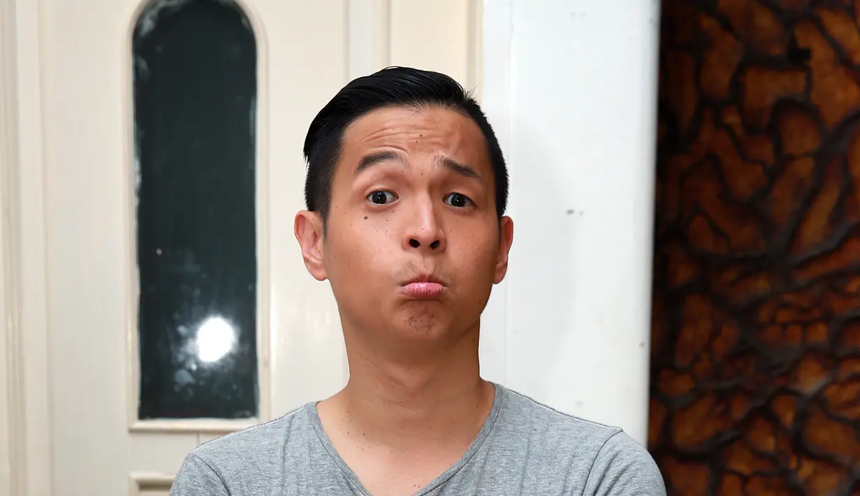 Ciri khas Ernest dengan mata sipit yang juga merupakan keturunan etnis China menjadi trade mark yang mudah dikenali. Film garapannya berjudul ‘Ngenest’ yang mengangkat tagline 'Kadang Hidup Perlu Ditertawakan'. (Deki Prayoga/Bintang.com)