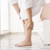 kaki bengkak adalah salah satu keluhan yang sering dialami ibu hamil, terutama saat memasuki trimester kedua dan ketiga. credits: freepik