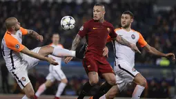 Pemain Shakhtar, Yaroslav Rakytskyy (kiri) enghalau bola dari kejaran pemain AS Roma, Radja Nainggolan pada leg kedua 16 besar Liga Champions di Rome Olympic stadium, (13/3/2018). AS Roma Menang 1-0. (AP/Gregorio Borgia)