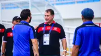 Selain itu, ada reuni antar Brasil di laga ini. Seperti pelatih kedua tim yang berasal dari negara sama. Yakni Carlos Parreira dari Madura United dan asisten pelatih Arema, Andre Caldas. (Bola.com/Iwan Setiawan)