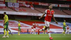 Pemain Arsenal Pierre-Emerick Aubameyang melakukan selebrasi usai mencetak gol ke gawang Norwich City pada pertandingan Premier League di Emirates Stadium, London, Inggris, Rabu  (1/7/2020). Arsenal menang 4-0 lewat gol Aubameyang, Granit Xhaka, dan Cedric Soares. (Richard Heathcote/Pool via AP)