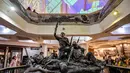Gelaran ini menjadi upaya memperluas akses masyarakat terhadap museum sekaligus memperkuat peran ruang budaya sebagai sarana edukasi sejarah bangsa. Tampak dalam foto, pengunjung mengamati patung yang menggambarkan Pertempuran Surabaya, yang terjadi pada bulan November 1945 antara pejuang Indonesia melawan pasukan Sekutu Inggris dan NICA untuk menegakkan kembali kekuasaan kolonial Belanda setelah berakhirnya Perang Dunia II, dalam acara 'Malam di Museum 2025' di Museum 10 November, Surabaya, Jawa Timur, Sabtu 29 November 2025. (Juni KRISWANTO/AFP)
