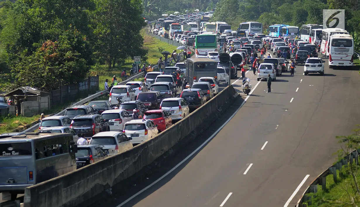 Ribuan kendaraan antre menuju kawasan Puncak saat diberlakukan sistem buka tutup di pintu keluar Tol Gadog, Bogor, Jawa Barat (18/6). Kemacetan ini terjadi meski libur Lebaran tinggal beberapa hari lagi. (Merdeka.com/Arie Basuki)
