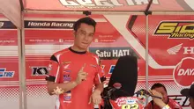 Fitriansyah Kete sedang mempersiapkan motornya untuk mengikuti Honda Dream Cup Surabya