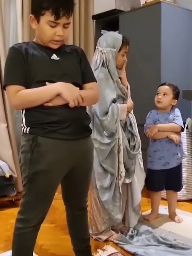 Anak Shiren dan Zaskia salat jamaah (Instagran/zaskiasungkar15)