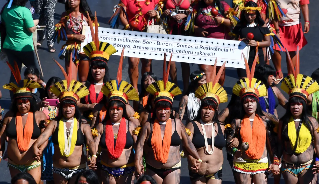Perempuan pribumi berjalan kaki saat menggelar protes terkait kebijakan Presiden Brasil Jair Bolsonaro di Brasilia, Selasa (13/8/2019). Demonstrasi diikuti sekitar 3.000 perempuan pribumi dari seluruh Brasil. (EVARISTO SA/AFP)
