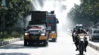 Jajaran Polda Jawa Barat melaksanakan penyemprotan disinfektan menggunakan rantis water canon di Kota Bandung, Selasa (31/3/2020). (Humas Polda Jabar)