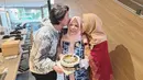 Roger memang dikenal dekat dengan ibu mertuanya. Begitu saling menyayangi, siapa sangka dulu perjuangan Roger untuk mendapat restu dari orangtua Cut Meyriska begitu besar. Kala itu, orangtua Cut Meyriska memang tak kunjung memberi restu. Ibunya pun sampai meminta untuk ditemui di Medan. (Liputan6.com/IG/@cutratumeyriska)