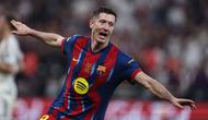Kegembiraan Los Blancos tidak berlangsung lama. Pada menit ke-45+4, Blaugrana kembali unggul lewat kerjasama apik Robert Lewandowski, Pedri dan Thibaut Courtois. Tampak dalam foto, penyerang Barcelona asal Polandia, Robert Lewandowski merayakan setelah mencetak gol saat pertandingan final Piala Super Spanyol melawan Real Madrid di King Abdullah Sports City Stadium, Jeddah pada Minggu 11 Januari 2026 waktu setempat atau Senin 12 Januari 2026 dini hari WIB. (Fadel SENNA/AFP)