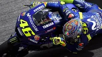 Pembalap Movistar Yamaha, Valentino Rossi menempati urutan kedua pada hari kedua tes pramusim MotoGP 2018 di Sirkuit Sepang, Malaysia, Senin (29/1/2018). (MANAN VATSYAYANA / AFP)