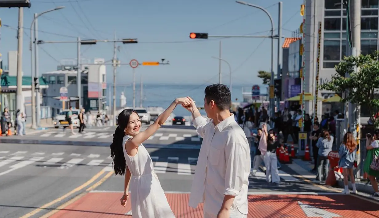 Sedangkan Beby Tsabina tampil simple chic mengenakan sebuah dress tanpa lengan dengan ikat tipis di bagian pinggang. Mana yang jadi favoritmu, Sahabat FIMELA? [Foto: Instagram/bebytsabina]