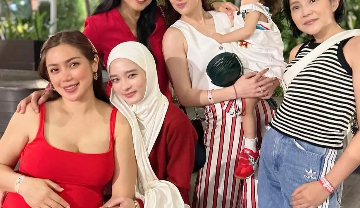 Mikaila Patritz tampil stylish dengan padu padan vest putih dan striped high waisted pants nuansa merah-putih. ]@titi_kamall].