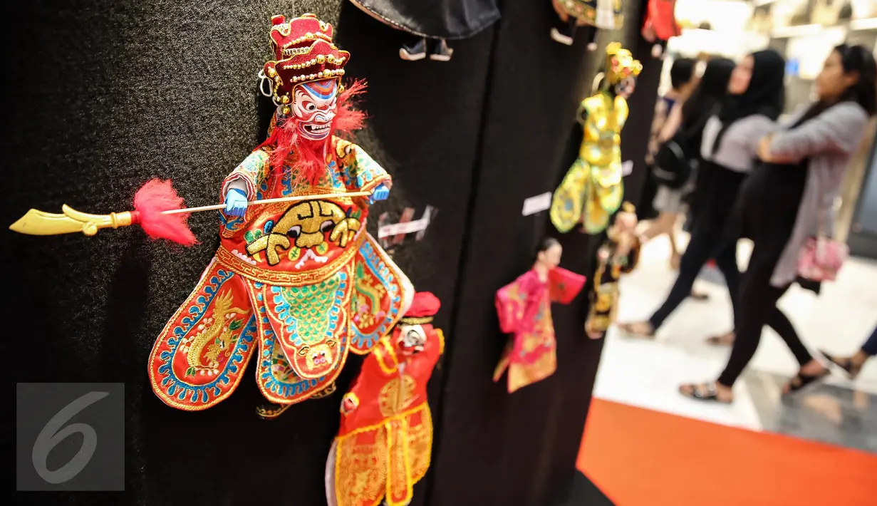 Lippo Mall Puri menggelar pameran Wayang Potehi, Jakarta Barat, (21/01). Pameran tersebut diadakan dalam rangka menyambut tahun baru Imlek. (Liputan6.com/ Fery Pradolo)