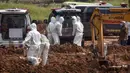 Pekerja bersiap untuk menguburkan jenazah korban virus corona COVID-19 di TPU Pedurenan, Bekasi, Jawa Barat, Selasa (7/7/2021). Indonesia memperluas pembatasan untuk memerangi gelombang virus corona COVID-19 yang mematikan. (REZAS/AFP)