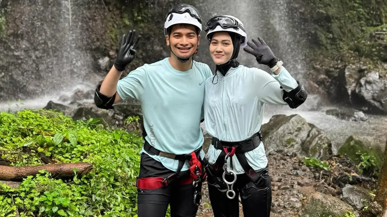 6 Potret Henny Rahman dan Alvin Faiz Mendaki Gunung Merbabu, Jadi Hobi Baru