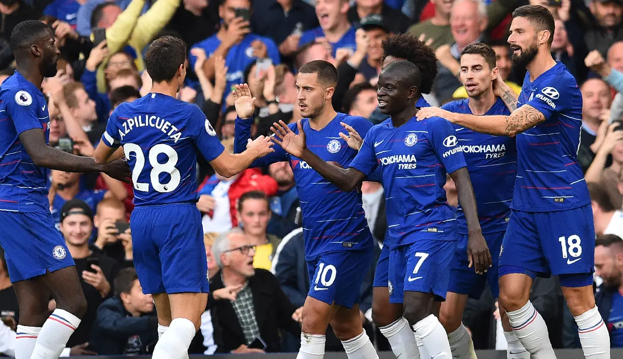 Para pemain Chelsea merayakan gol yang dicetak Eden Hazard ke gawang Liverpool pada laga Premier League di Stadion Stamford Bridge, London, Sabtu (29/9/2018). Kedua klub bermain imbang 1-1. (AFP/Glyn Kirk)