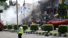 Sebuah bom meledak dan menghancurkan pusat perbelanjaan di Abuja, Nigeria, (25/6/2014). (REUTERS/Afolabi Sotunde)