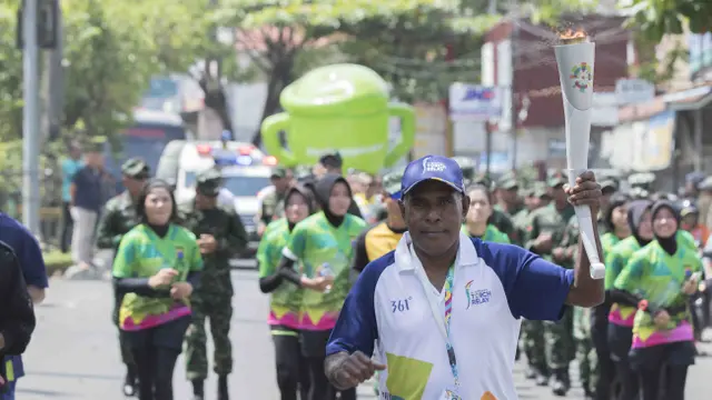 FOTO: Abdul Rojak Bawa Obor Asian Games Melintasi Banjarmasin