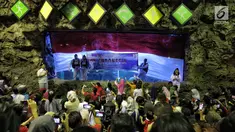 Penyelam membentangkan spanduk saat pengibaran bendera Merah Putih untuk memperingati HUT Ke-73 RI di SeaWorld Ancol, Jakarta, Jumat (17/8). Pengibaran bendera melibatkan para penyelam profesional dan artis peran Marsha Aruan. (Liputan6.com/Faizal Fanani)