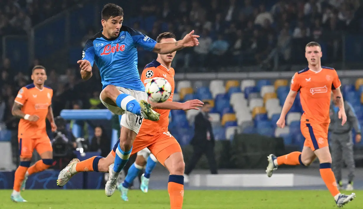 Napoli terus memperlihatkan performa apik mereka hingga matchday kelima Liga Champions 2022/2023. Il Partinopei sukses menekuk Rangers dengan skor 3-0. Giovanni Simeone terplih sebagai bintang lapangan usai mencetak dua gol. Ia juga berhasil menyamai rekor ayahnya, Diego Simeone dengan menjadi satu-satunya pemain Argentina yang mampu mencetak 4 gol pada 4 laga awal di Liga Champions. (AFP/Andreas Solaro)