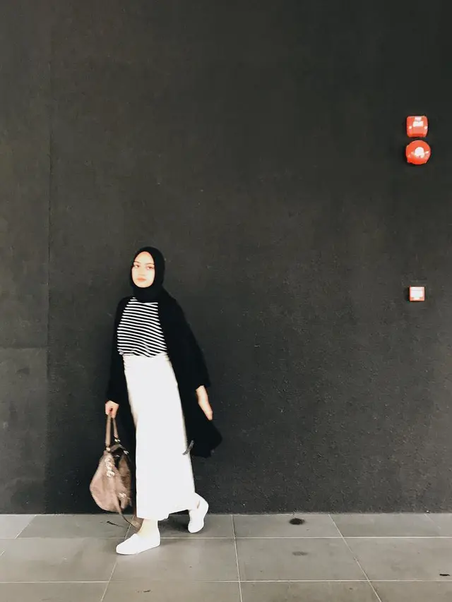 [Bintang] Tampil Aman dalam 5 Balutan Monokrom ala Ayudia Bing Slamet