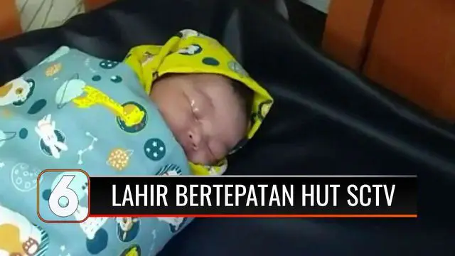 Berbagi kebahagiaan di tengah HUT Ke-31 SCTV, Tim Baby Born SCTV berikan kejutan berupa bingkisan perlengkapan bayi dan uang tunai Rp 5 juta kepada keluarga yang bayinya lahir pada 24 Agustus 2021.