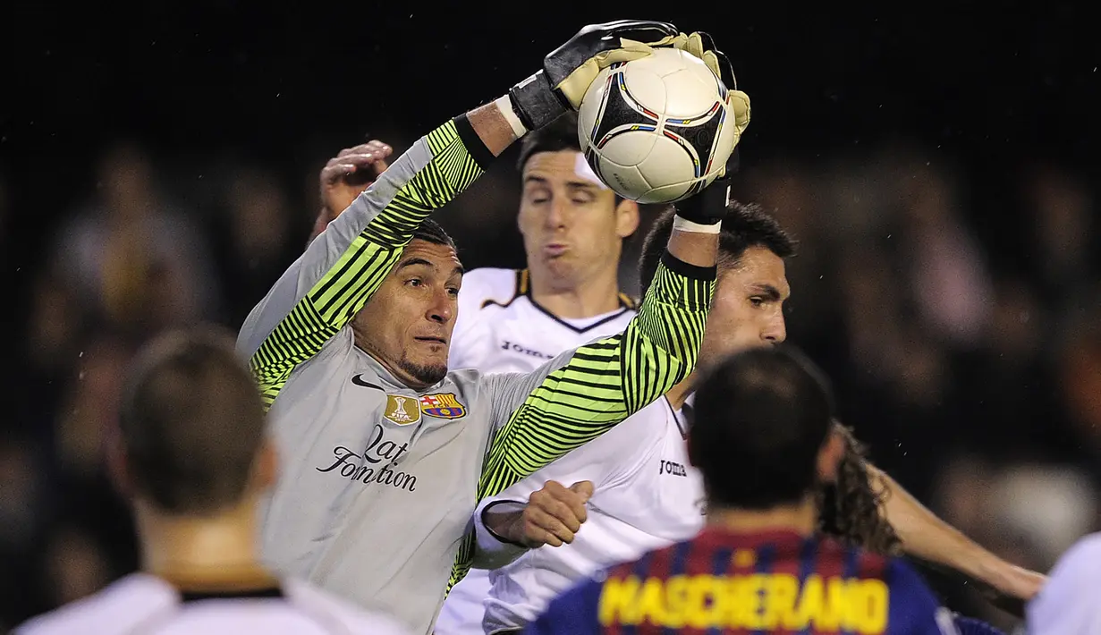 Jose Manuel Pinto. Kiper kedua Barcelona periode 2008/2009 hingga 2013/2014 ini ternyata tidak berposisi sebagai kiper di awal kariernya. Ia berposisi sebagai gelandang bertahan. Setelah pensiun dari barcelona, ia merambah dunia musik dengan menjadi produser rekaman. (AFP/Josep Lago)