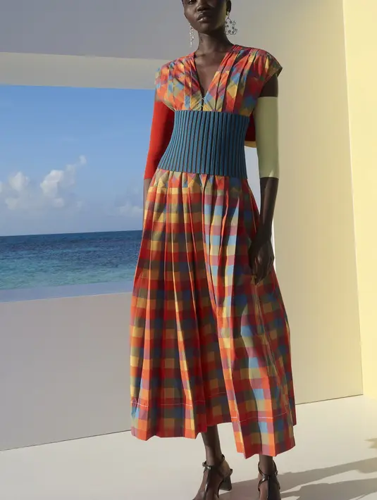 Inspirasi dari koleksi terbaru Tory Burch ini adalah busana olahraga khas Amerika yang klasik, direpresentasikan dengan kombinasi antara proporsi, material, dan motif yang mirip, tapi berbeda. Foto: Tory Burch.