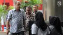Mantan Ketua Banggar DPR Melchias Marcus Mekeng (kiri) tiba di Gedung KPK, Jakarta, Senin (24/6/2019). Mekeng diperiksa sebagai saksi untuk tersangka Markus Nari dalam kasus dugaan korupsi proyek e-KTP. (merdeka.com/Dwi Narwoko)