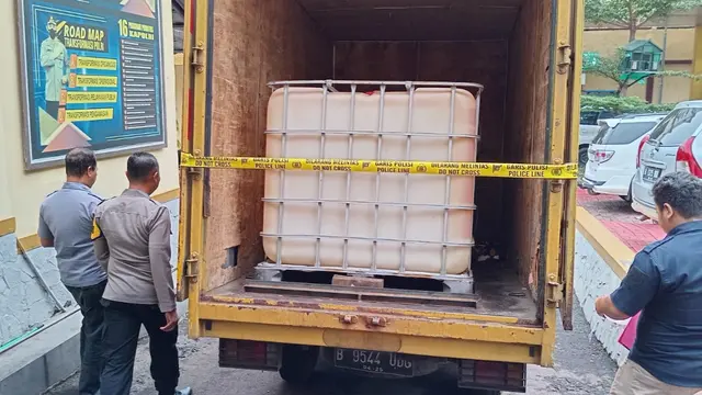 Polresta Bogor Kota mengungkap praktik penyalahgunaan bahan bakar minyak (BBM) biosolar bersubsidi di Kota Bogor, Jawa Barat. (Liputan6.com/Achmad Sudarno)