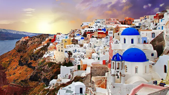 Berada di Tepi Jurang, 8 Kota dan Desa Ini Bikin Kamu Terpukau