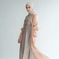 Siapa yang tak mengenal Nina Zatulini? Perempuan yang dulu selalu tampil di layar kaca, kini mantap berhijrah dengan penampilan tertutup. Potret Nina ini bisa dijadikan inspirasi outfit Lebaran yang manis. Ia tampil dengan dress cokelat, yang kemudian dilapisinya lagi dengan outer cantik, dan hijab bernuansa cokelat yang senada. Foto: Instagram.