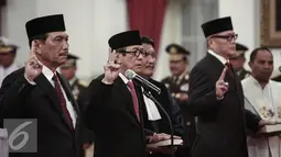 Menko Polhukam, Luhut Panjaitan dan Menkumham,  Manusia Yasonna Laoly saat diambil sumpah sebagai anggota Kompolnas di Istana Kepresidenan, Jakarta, Jumat (13/5). (Lipuatan6.com/Faizal Fanani)