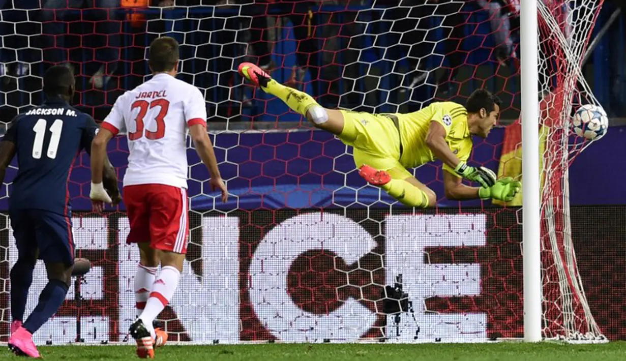 Kiper Benfica, Julio Cesar gagal membendung tendangan pemain Atletico Madrid, Angel Correa, dalam laga Liga Champion di Stadion Vicente Calderon, Madrid, Spanyol, Rabu (30/9/2015). (AFP Photo/Javier Soriano)